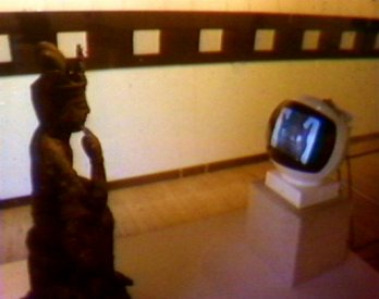 The TV Buddha installed at the AGNSW (1976). (video still from photograph: Stephen Jones)